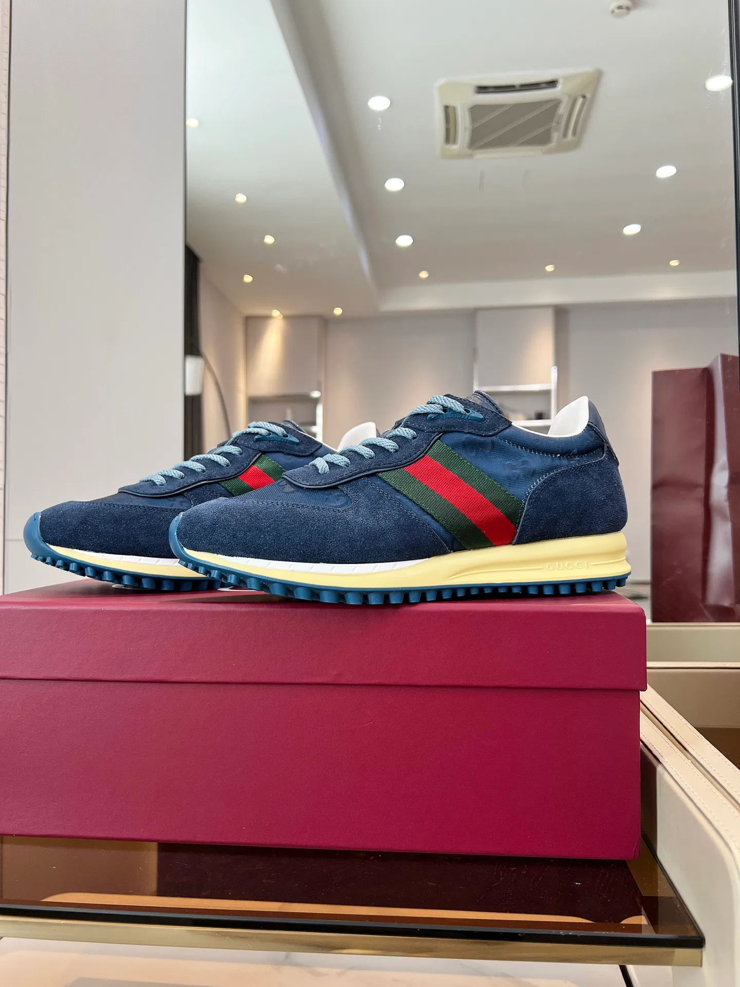 👟👟Ex-factory price 620👟👟 The design of Gucci's new casual shoes is simply amazing. The classic double G logo is matched with retro red and green webbing. It is fashionable and high-end. It is completely the top element in the fashion circle. It is highly recognizable when worn and keeps turning heads. 💯 The upper is soft and breathable, and the upper foot is comfortable! The soles are made of special cushioning material, so your feet won’t get tired no matter how much you walk. They are perfect for daily commuting, shopping, and traveling. Code number 40-45